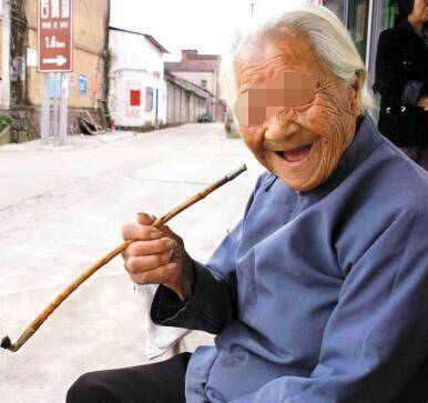 母生病,儿子却外出游玩,女儿在家照顾一月,儿子回来发现房没了_大娘