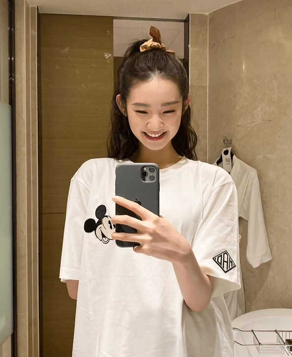 平时的自拍照也像个乖乖女一样,图片中张艺凡披着黑黑的长发,穿着一件