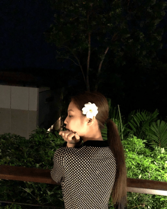 清新时髦的黑白颜色设计在简约的服装风格中,也是相对较为大方的设计