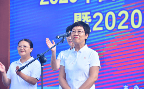 资阳市人民政府党组成员,副市长周月霞宣布活动正式启动(李洪武/摄影)