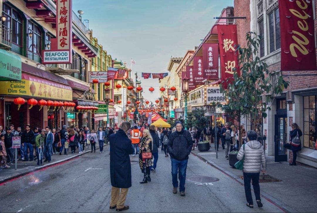 美国西部涌起一股淘金热,旧金山这一片区是华人劳工淘金生活之地,最初