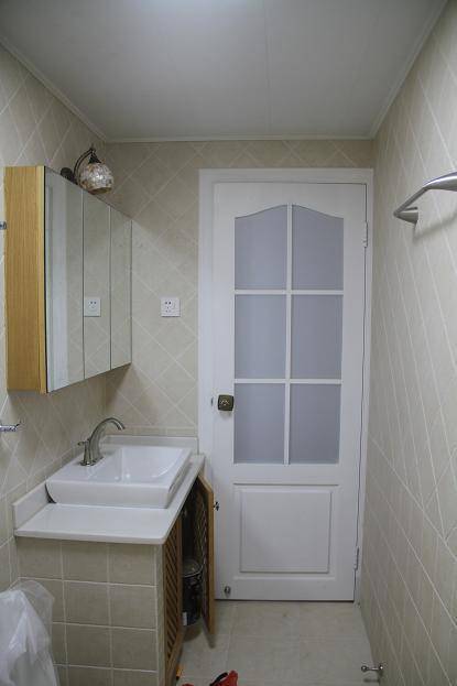 卫生间的柜门也是全实木.