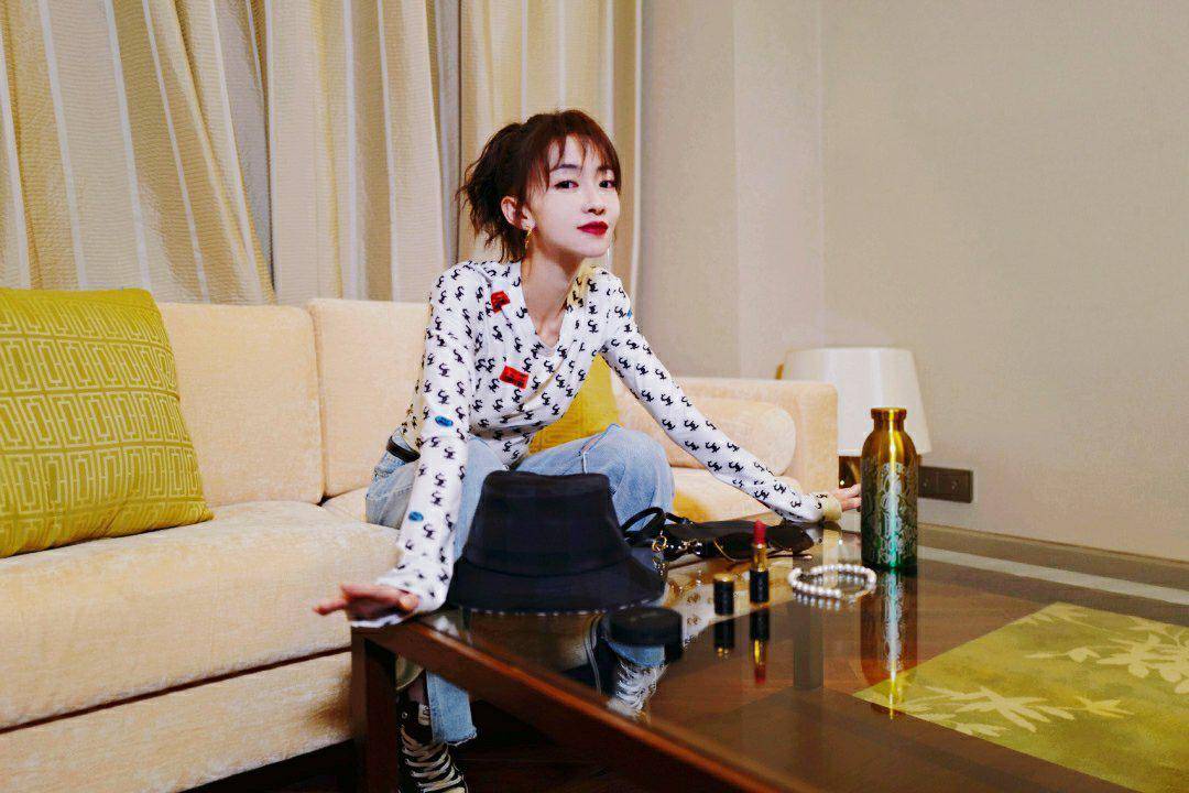 原创吴谨言气质绝了长袖配破洞牛仔裤展现不羁风格时尚感无人能及