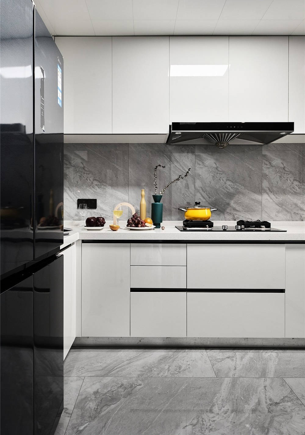 厨房采用现代极简风格流行的灰白色系搭配,橱柜门板更是采用云石板的