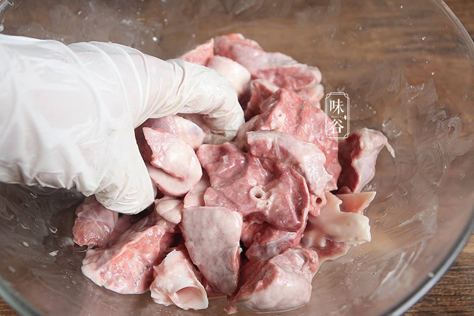 3,锅内放凉水和2勺料酒,把猪肺放进锅内大火煮开,为的就是把血水煮