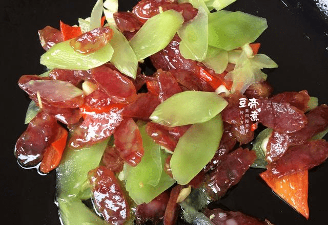 开始消耗囤粮,30斤腊肠怎么吃,婆婆用它一起炒,网友:最佳搭配_广式