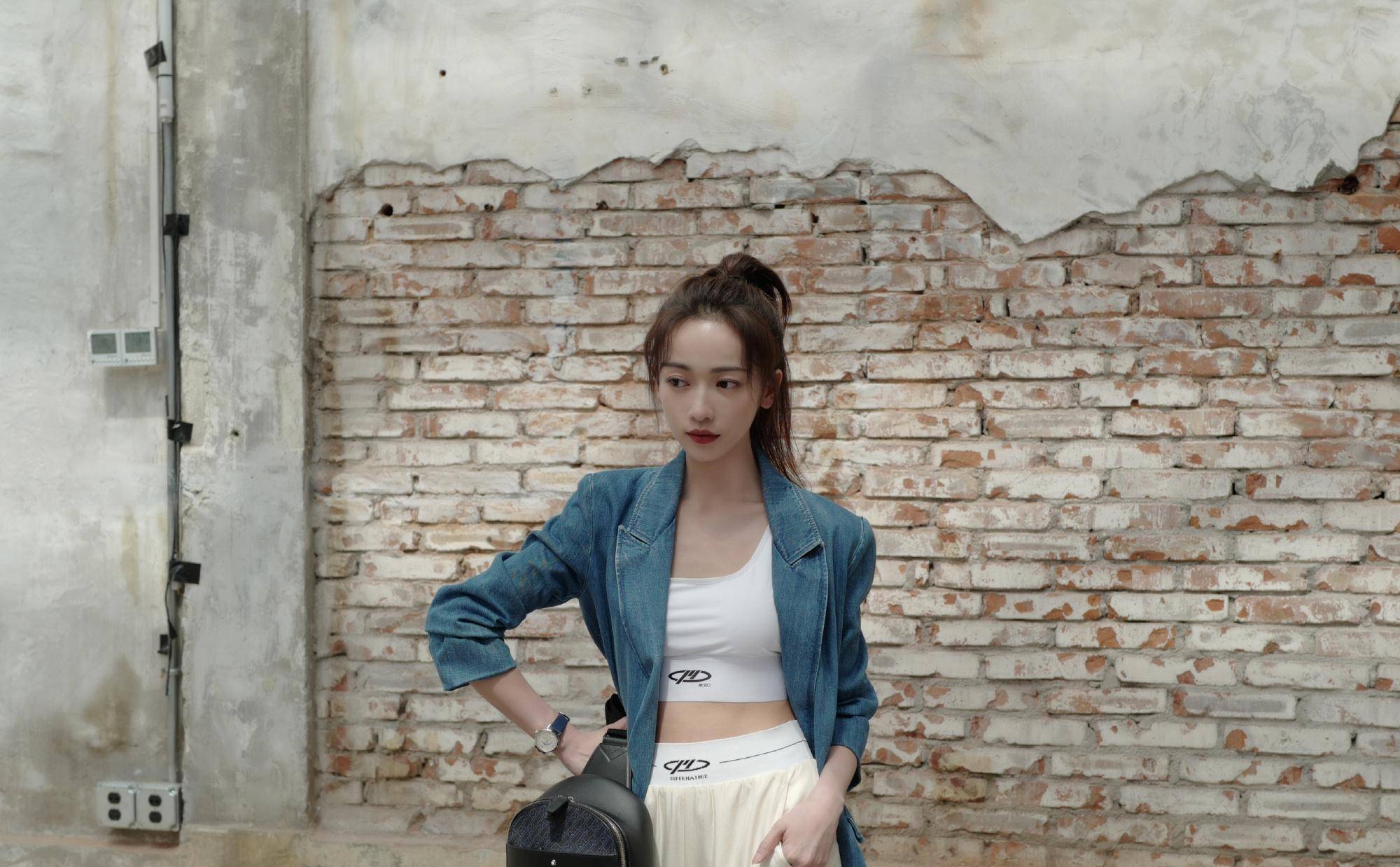 原创吴谨言气质绝了长袖配破洞牛仔裤展现不羁风格时尚感无人能及