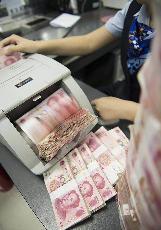 银行员工:只要存够"这个数",每月利息5000元_存款