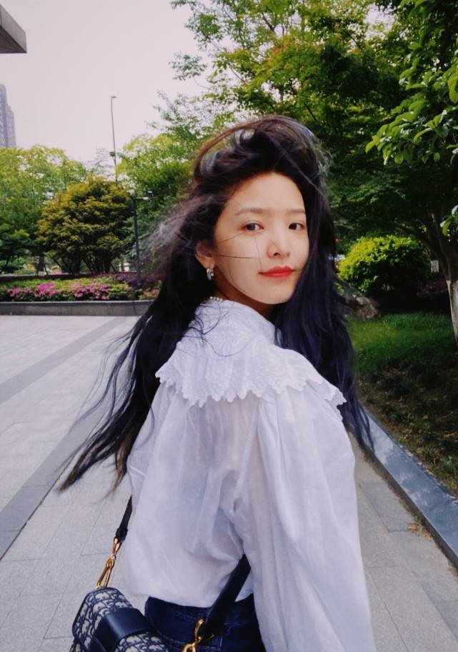原创章若楠晒出"男友视角"照片,穿白衬衫撩头发,笑起来甜似初恋