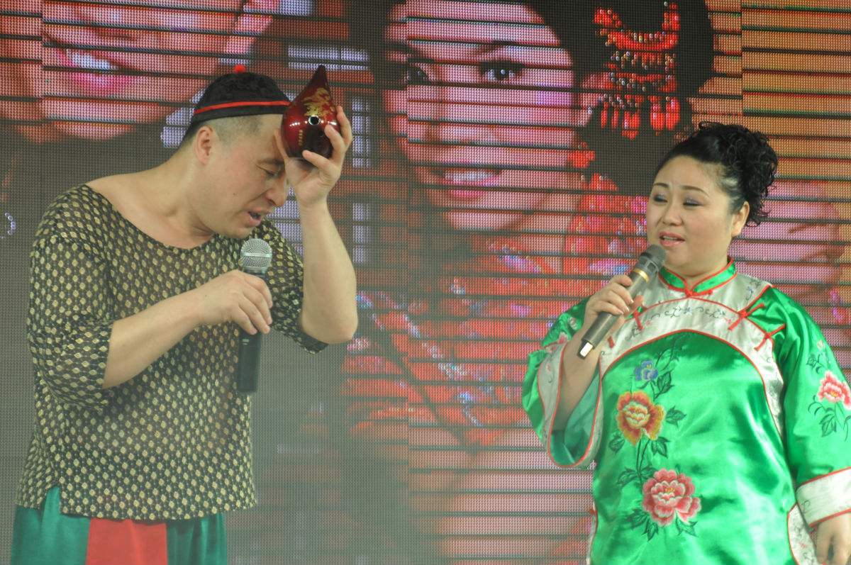 2004年,张小飞和妻子贺美玲参加第一届喜剧小品大赛