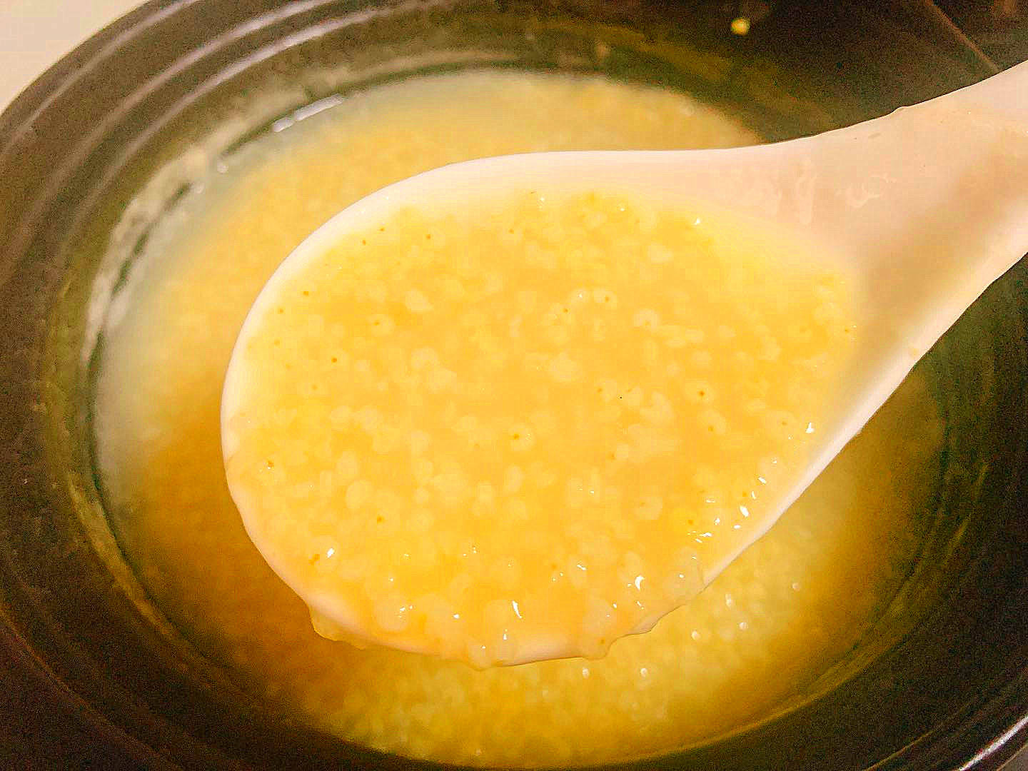 小米粥久熬不出油?牢记1个诀窍,小米粥又香又稠,轻松熬出米油