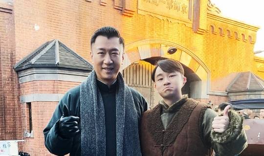 《新世界》戏里戏外,金海小耳朵组合豪横,孙红雷和他合影超亲密