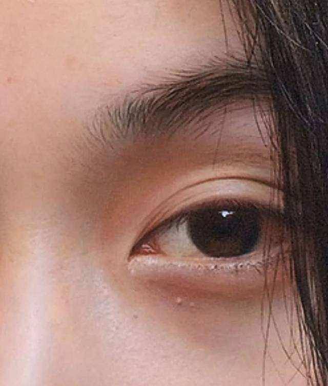 首先不可思议的一点,便是冷军的超写实技巧,尤其是在放大10倍后,可以