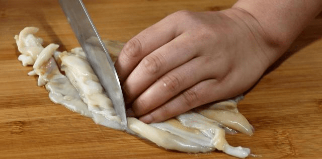 买回蛏子后,去壳,把肚子里面的内脏清除,再用水清洗干净,一定要把里面