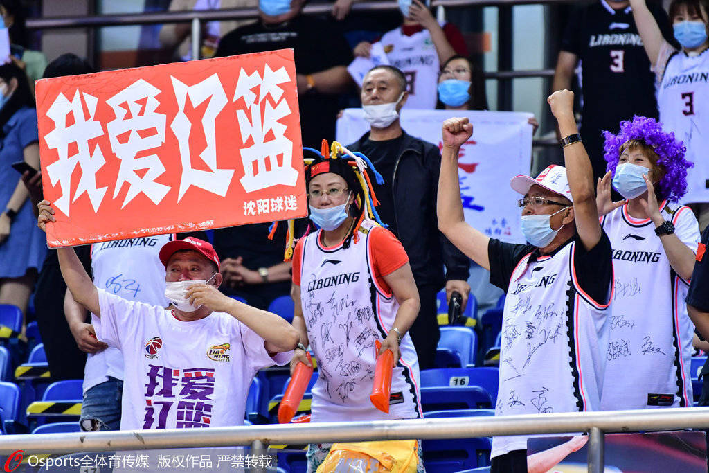 辽篮球迷为打印照片标语 在青岛跑十多家打印店_辽宁男篮