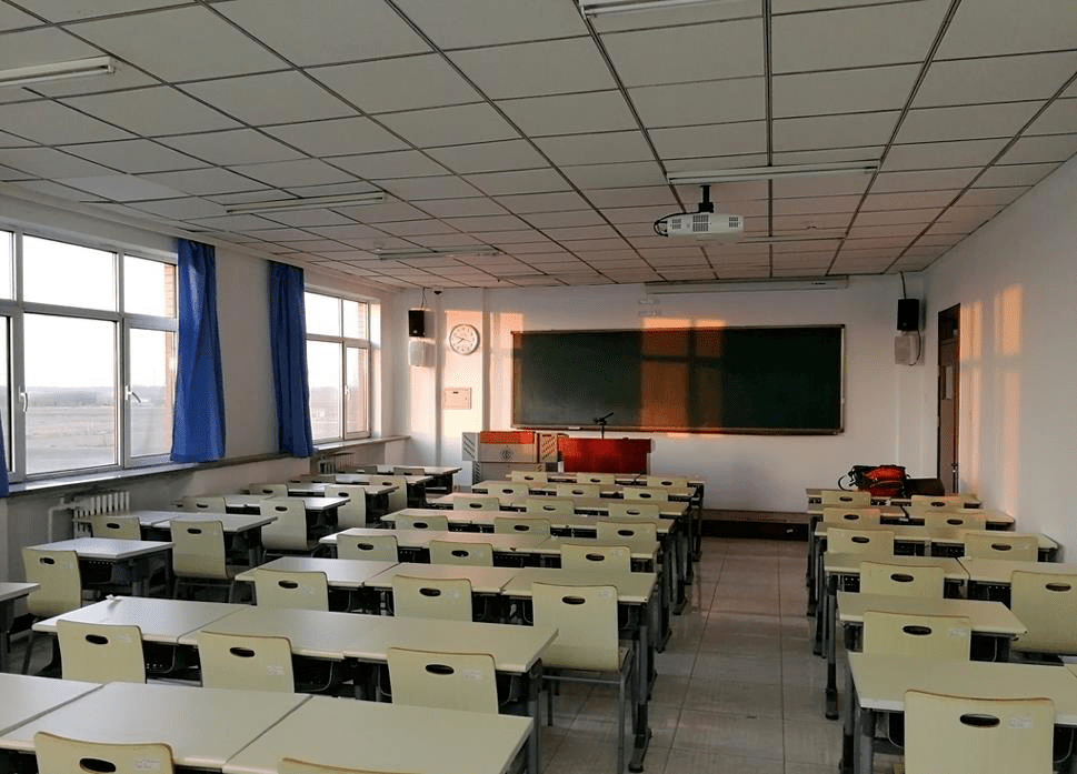 这里是思想碰撞的核心区域不同于传统的教室设计荣思的教室放弃繁杂