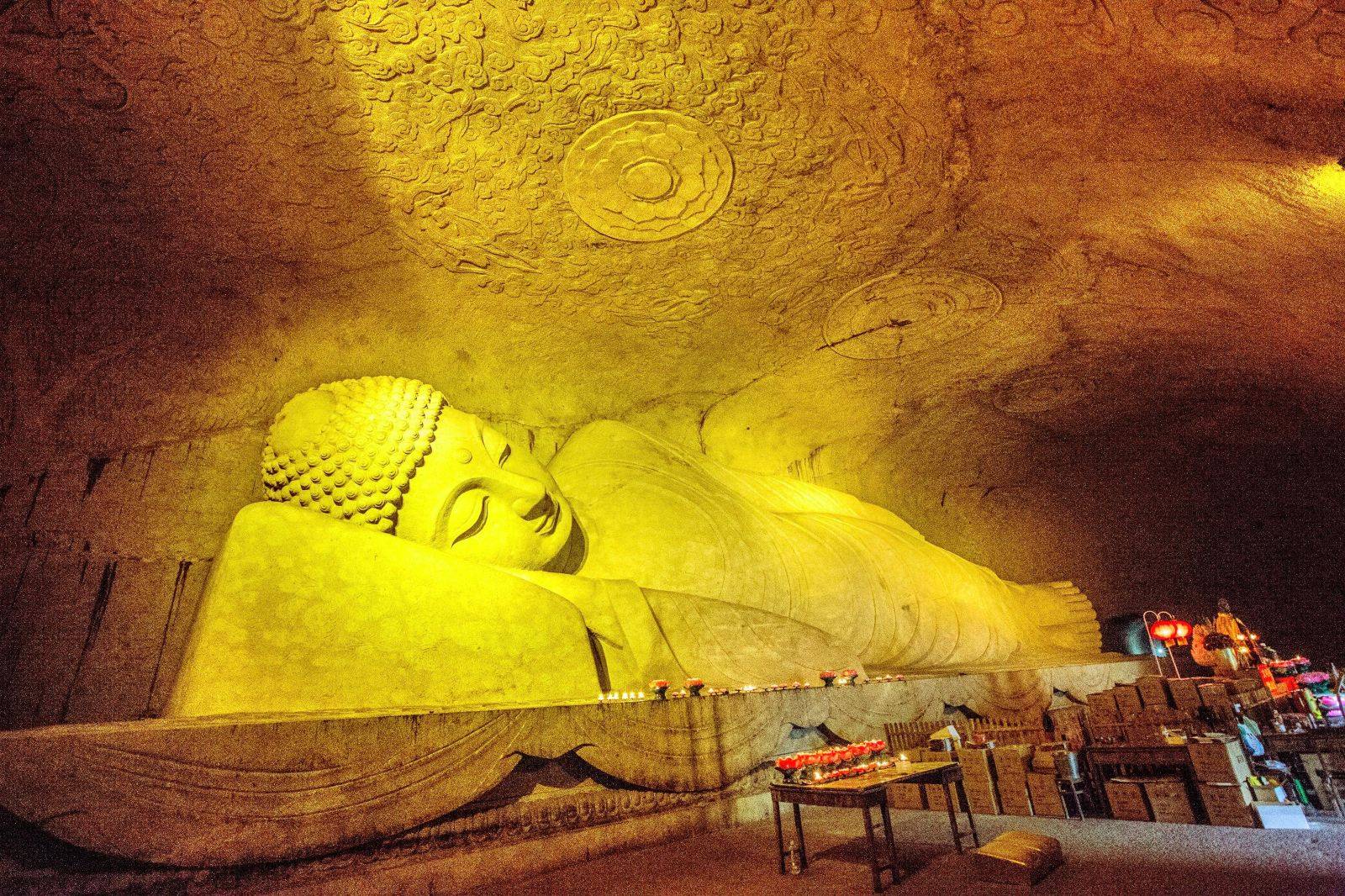 新昌大佛寺景区位于南明山侧,紧依着新昌县城它不只是个寻常意义上的