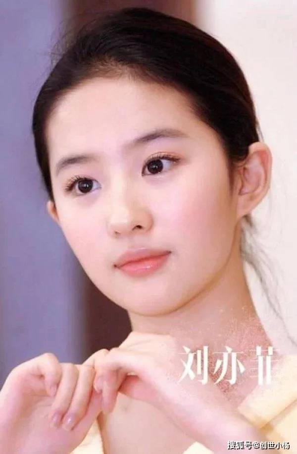 19岁的刘亦菲到底有多美露出牙花子照样是女神