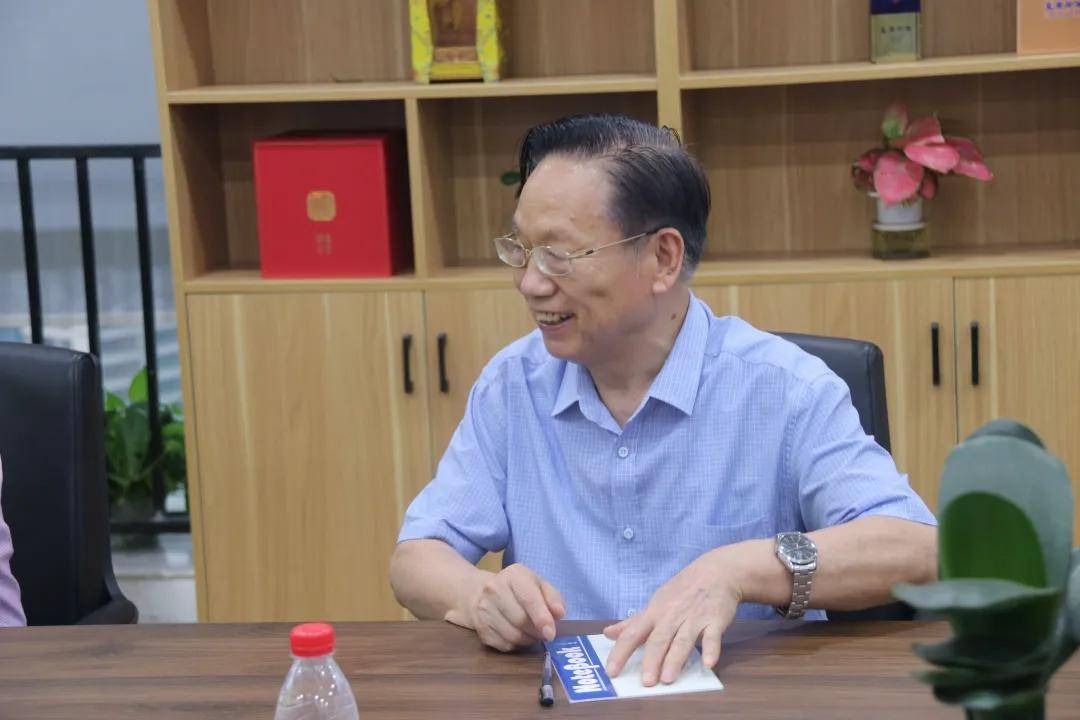 河南省老字号协会名誉会长赵志正等一行莅临郑州皇沟营销中心参观指导