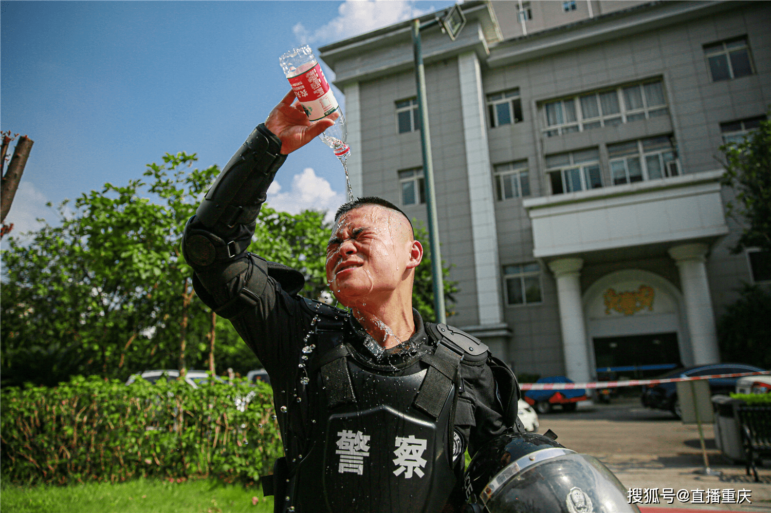 战高温 斗酷暑 警服蓝:巴南公安面对"烤"验,为自己带"盐!