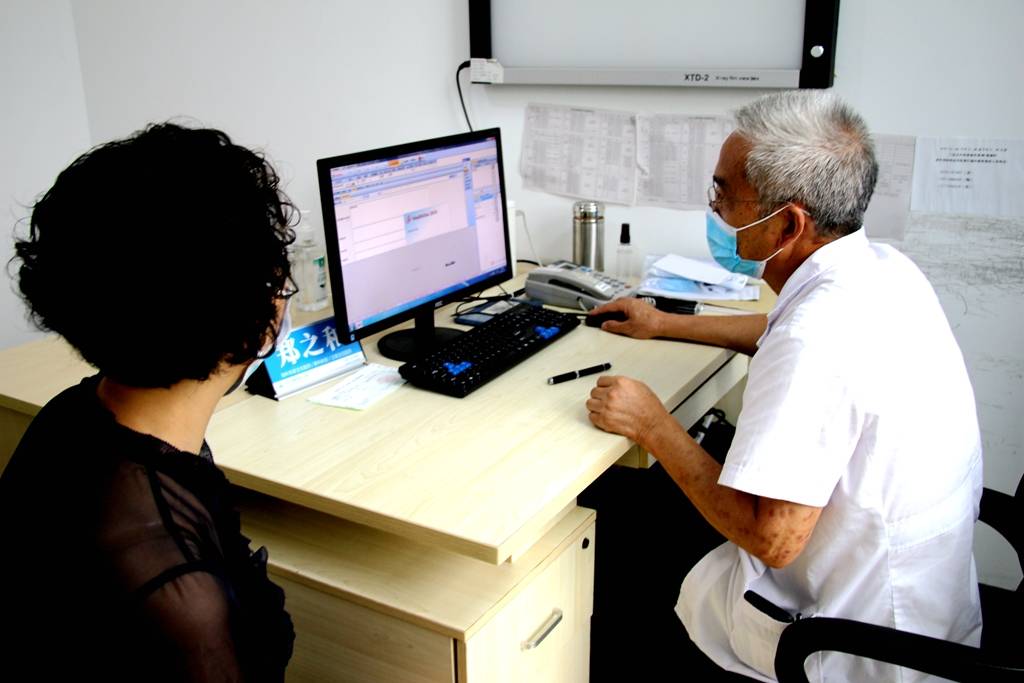 长航东院郑之和教授在专家门诊中为患者认真看病.