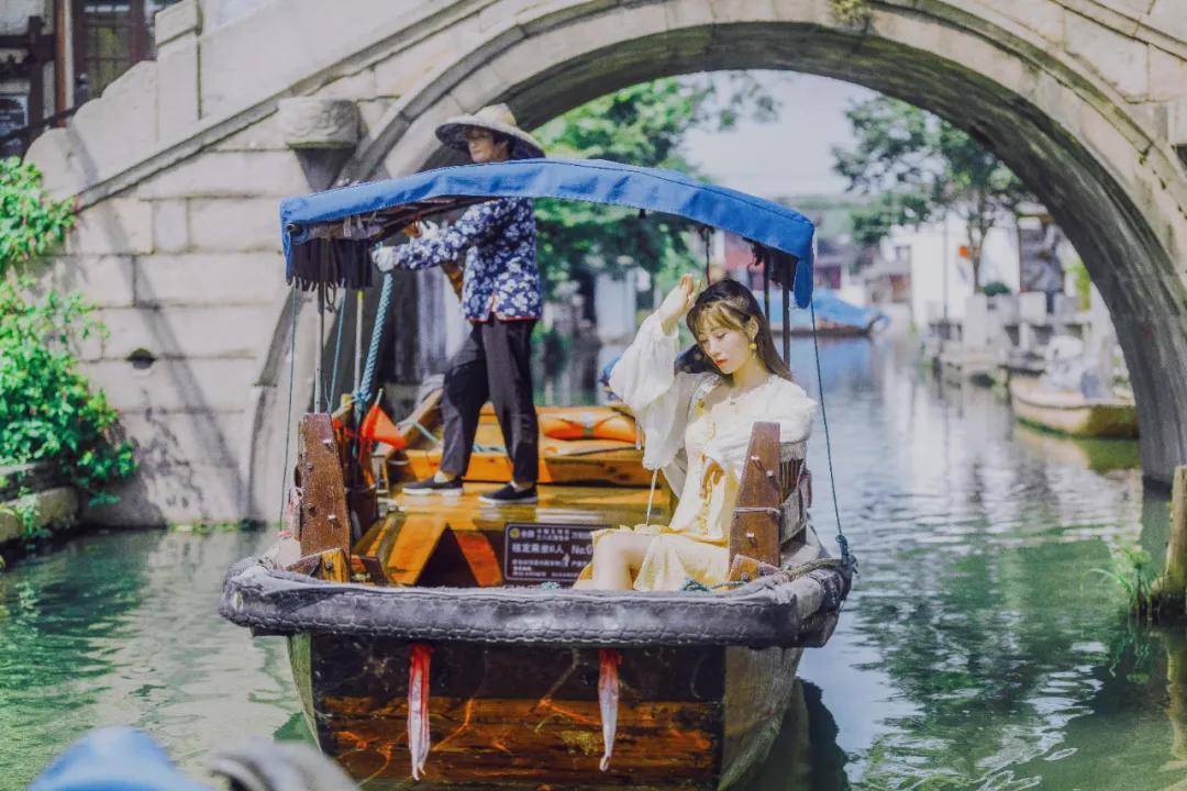 清晨微风拂面,闭上双眼,吱呀的摇橹声,潺潺的流水声,轻轻浅浅,萦绕在