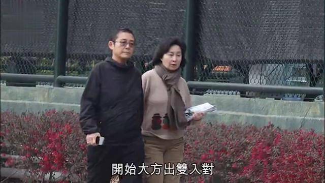 何超琼走出丧父之痛,与知己俞琤约会吃饭,两人罕见同框何超琼心情超好