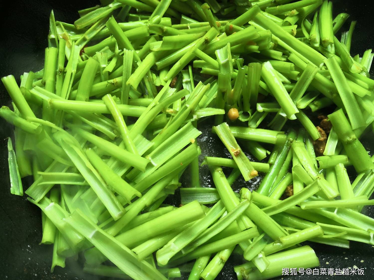 这个菜杆子比叶子更好吃,简单炒炒,每次一大盘都能吃光,让孩子爱上吃