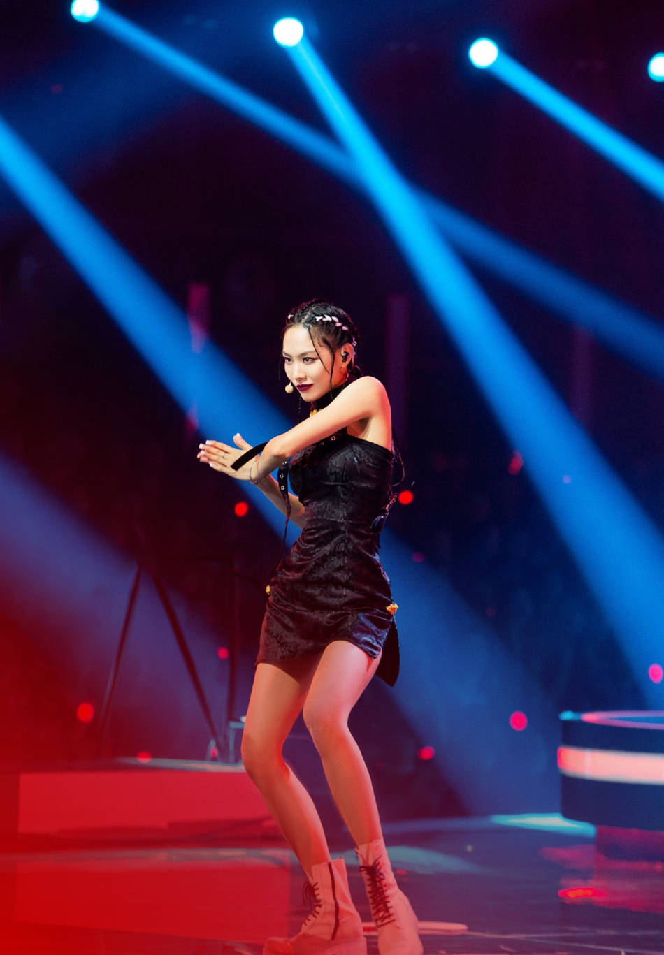 王霏霏现场稳扎一字马舞台battle高票获胜