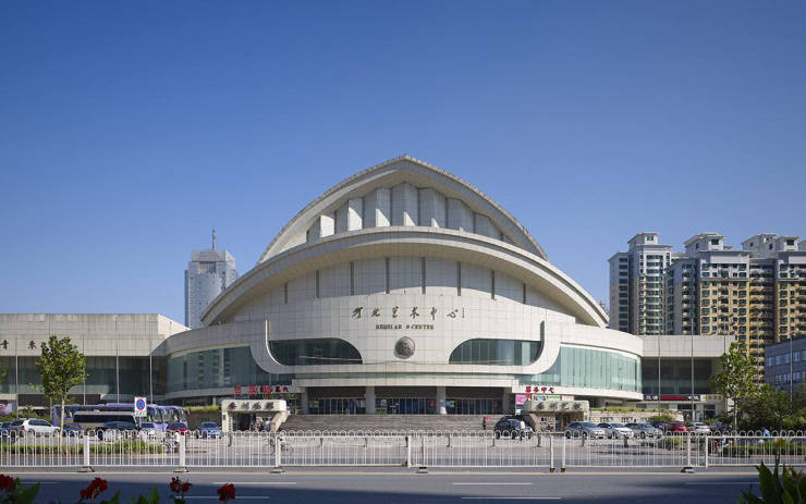 河北艺术中心,外形酷似悉尼歌剧院,于1999年10月投入使用,是建国以来