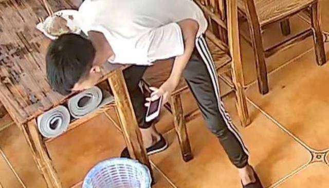 牛肉粉里吃出苍蝇?小伙"狂吐"垃圾桶,协商索赔时拔腿就跑