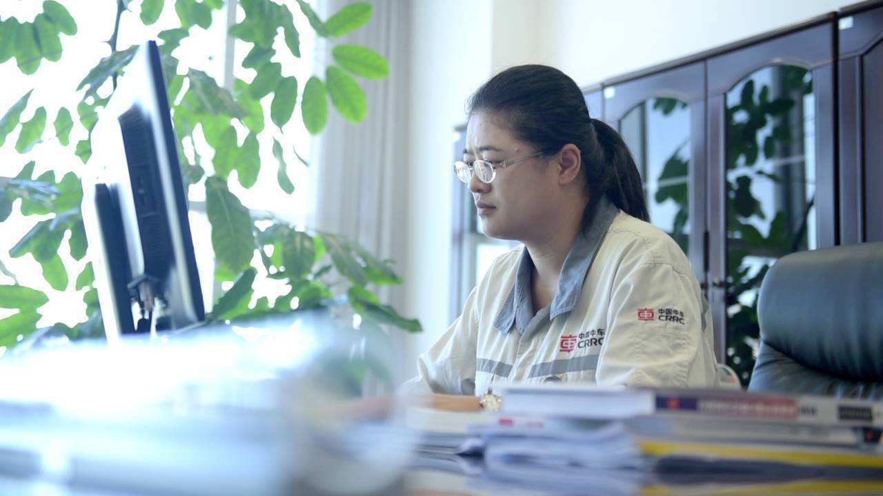 大家不要吝啬来为复兴号高铁美女总设计师点个赞