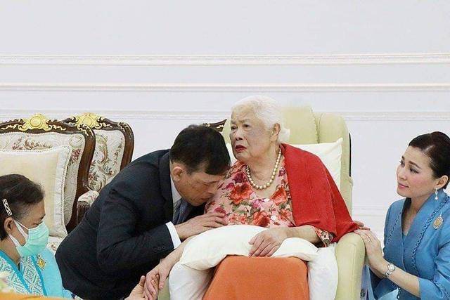 泰王太爱超短小背心!刚给太后过完生日就飞瑞士,奇葩衣品被抓拍