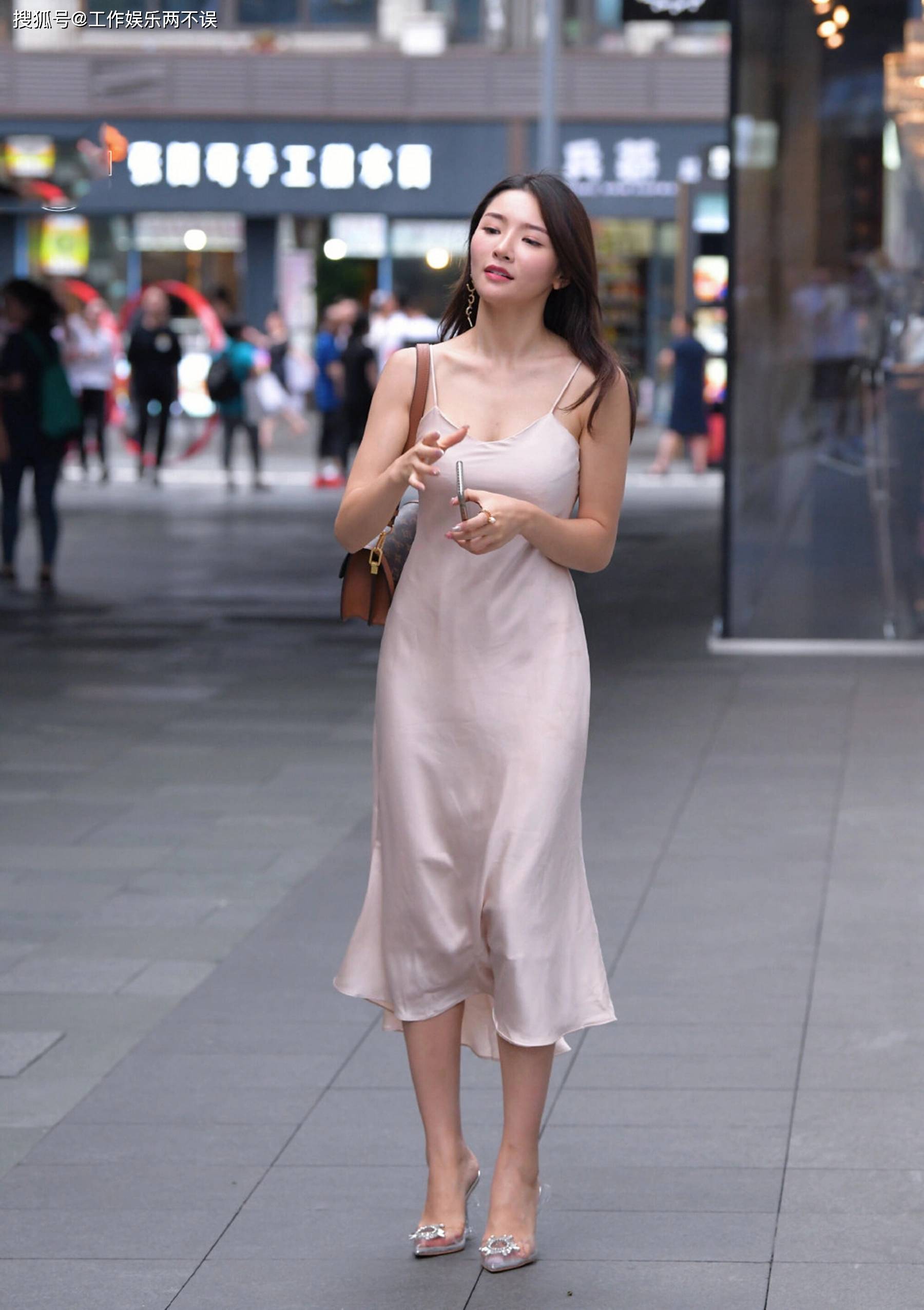 街拍:浅色的连衣裙穿搭,穿出撩人的气质