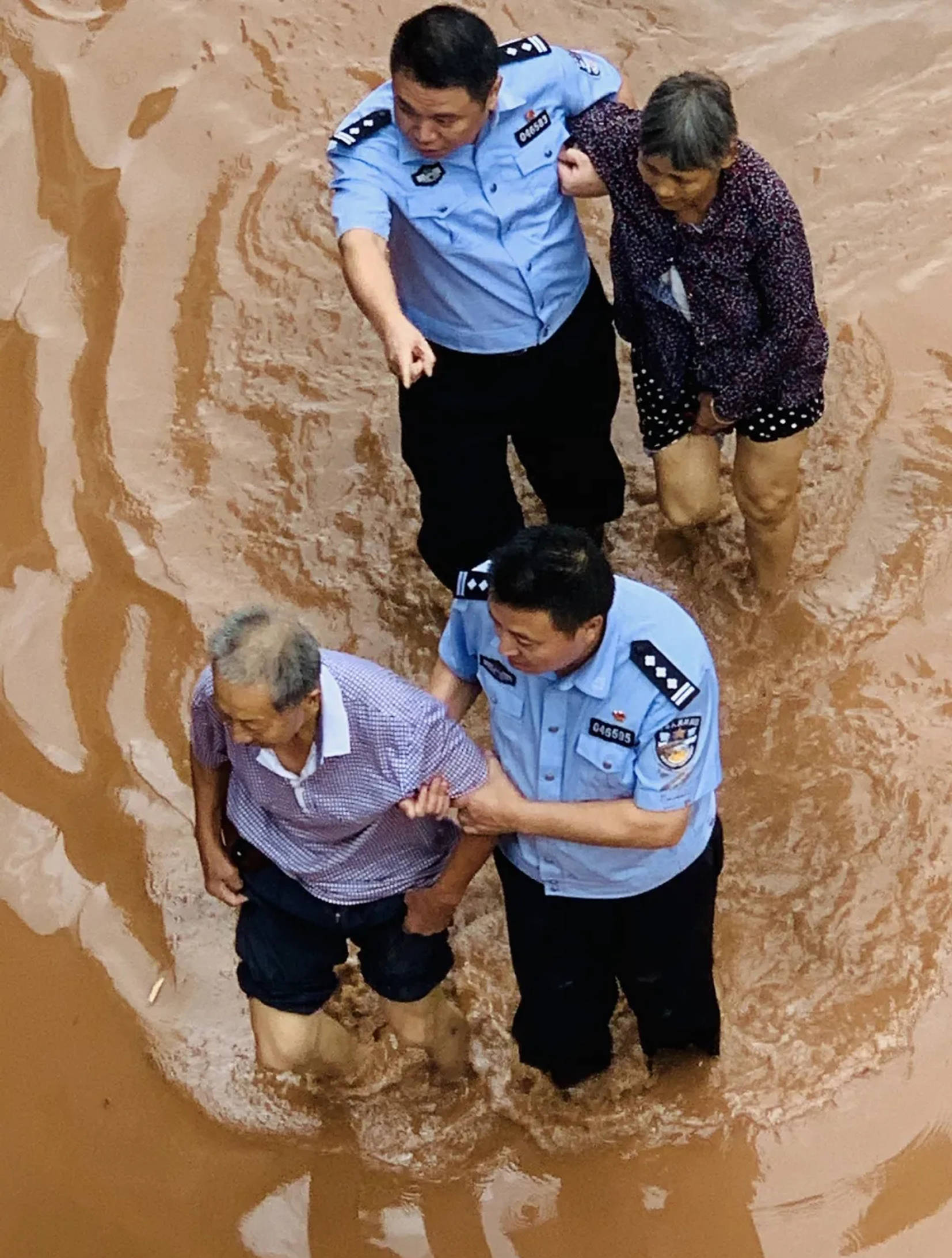 暴雨洪水之中民警乘风破浪 --------南充市仪陇,西充公安民警抢险记