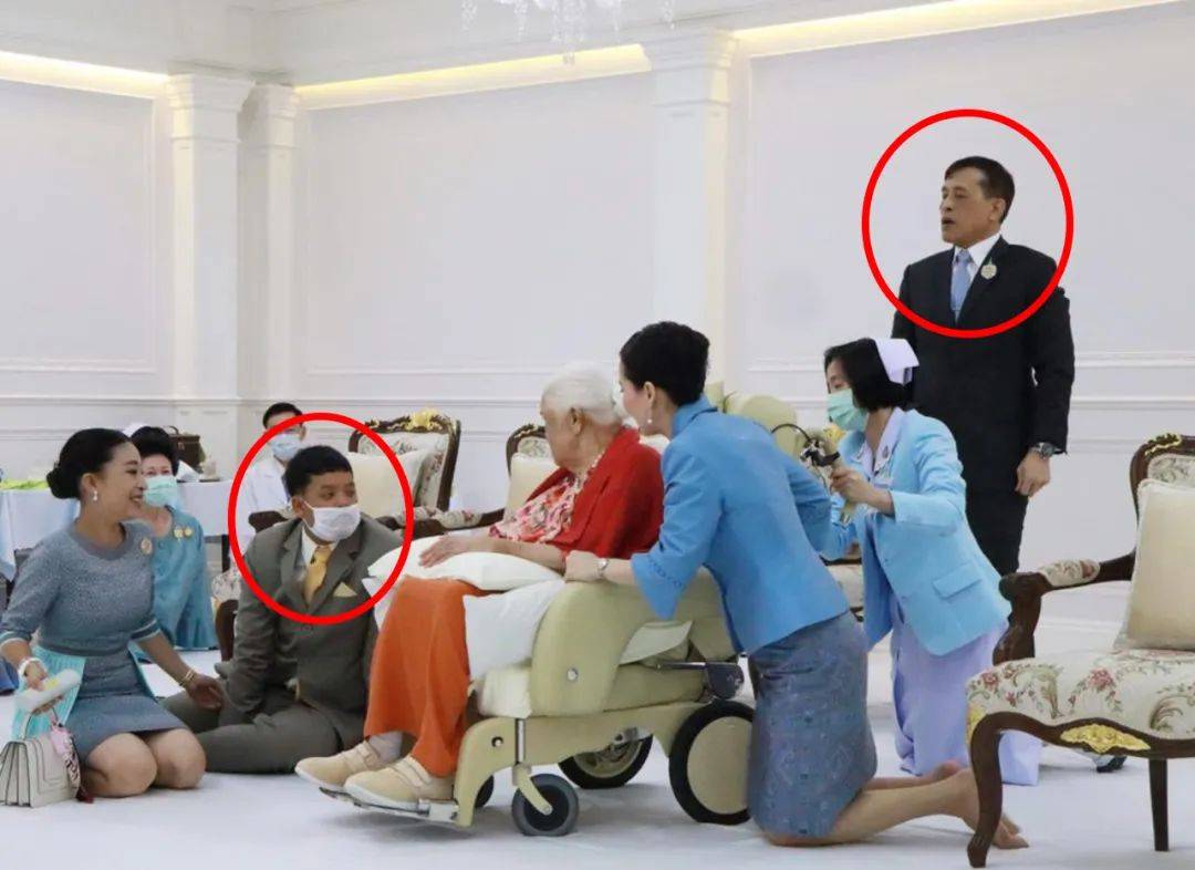 15岁提帮功小王子真傻假傻?给奶奶祝寿竟比"大拇哥",气坏父亲