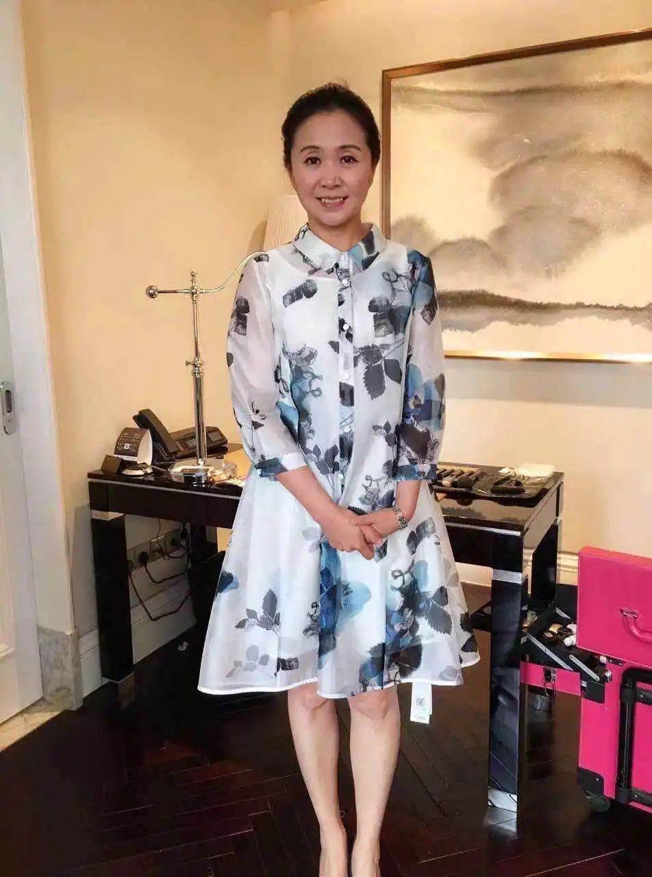 原创黄菡年过半百气质依旧,珍珠项链搭小黑裙,尽显知性大气范儿