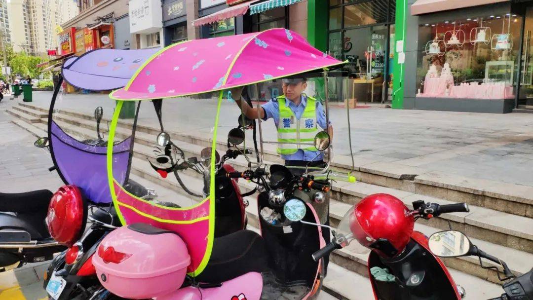 凱里交警在此提醒廣大駕駛員:摩二是安裝了遮陽傘,雨棚的摩托車,電動