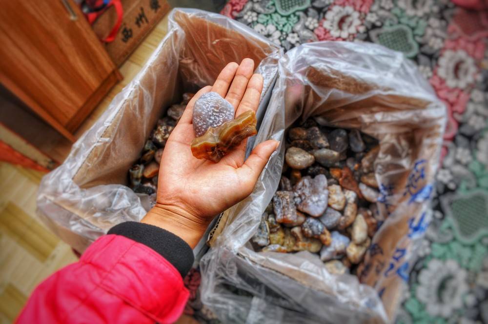 内蒙古阿拉善大戈壁牧区,牧民不养牛羊,只靠捡石头也能实现身价百万