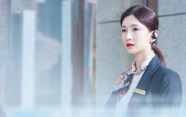 在《三十而已》中,江疏影饰演的是王漫妮,是一个柜姐,很会化妆和打扮