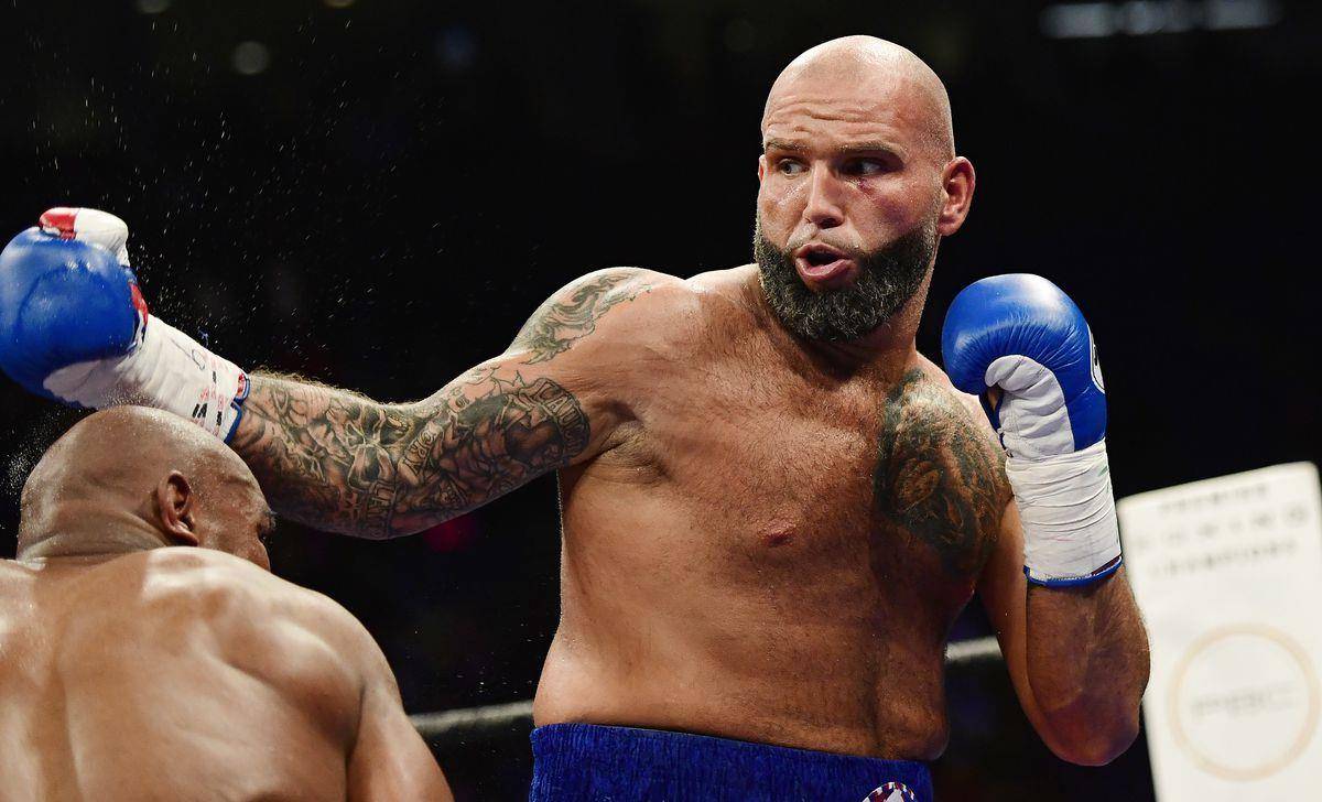 在输给瓦林后,著名重量级拳手考夫曼正式宣布退役