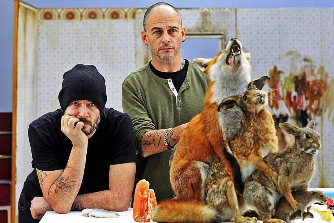 家合作,就是和英国视觉艺术家 jake 以及 dinos chapman(查普曼兄弟)