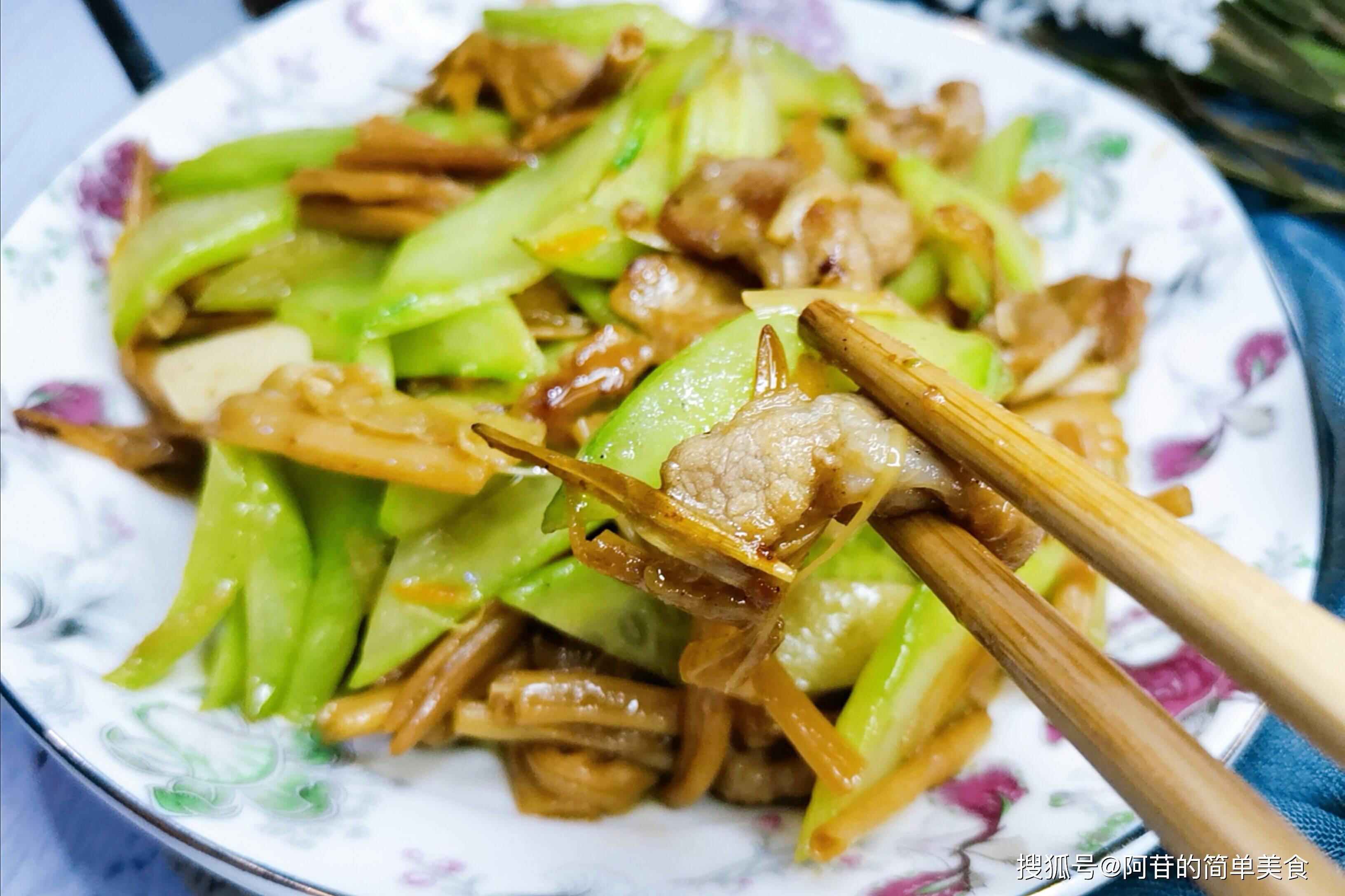 今天做一道双黄炒肉又香又脆又嫩滑一盘菜吃出多种口感