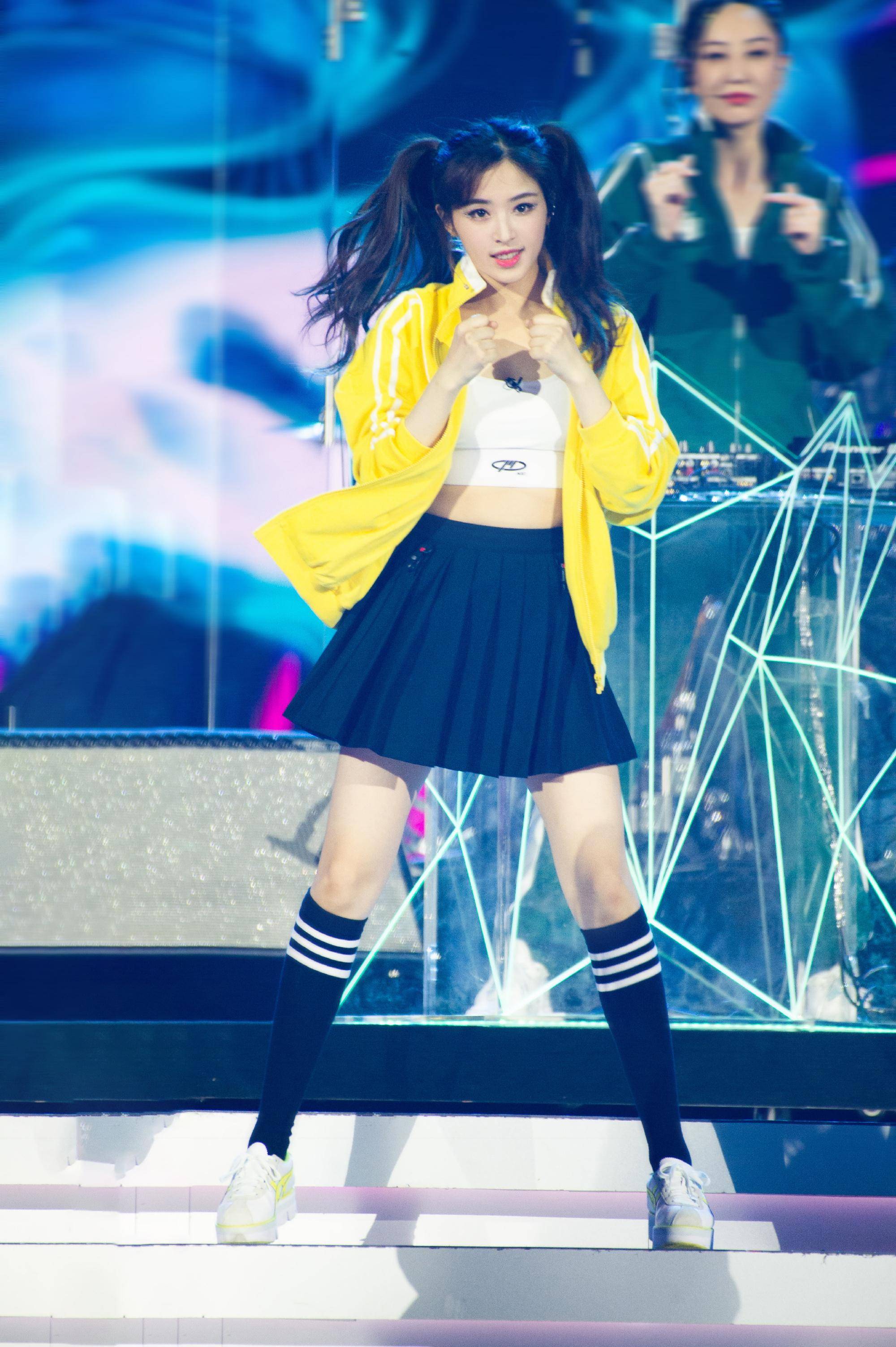 原创张含韵衣品逆天了衬衫休闲裤结合意外和谐随性慵懒风扑面而来