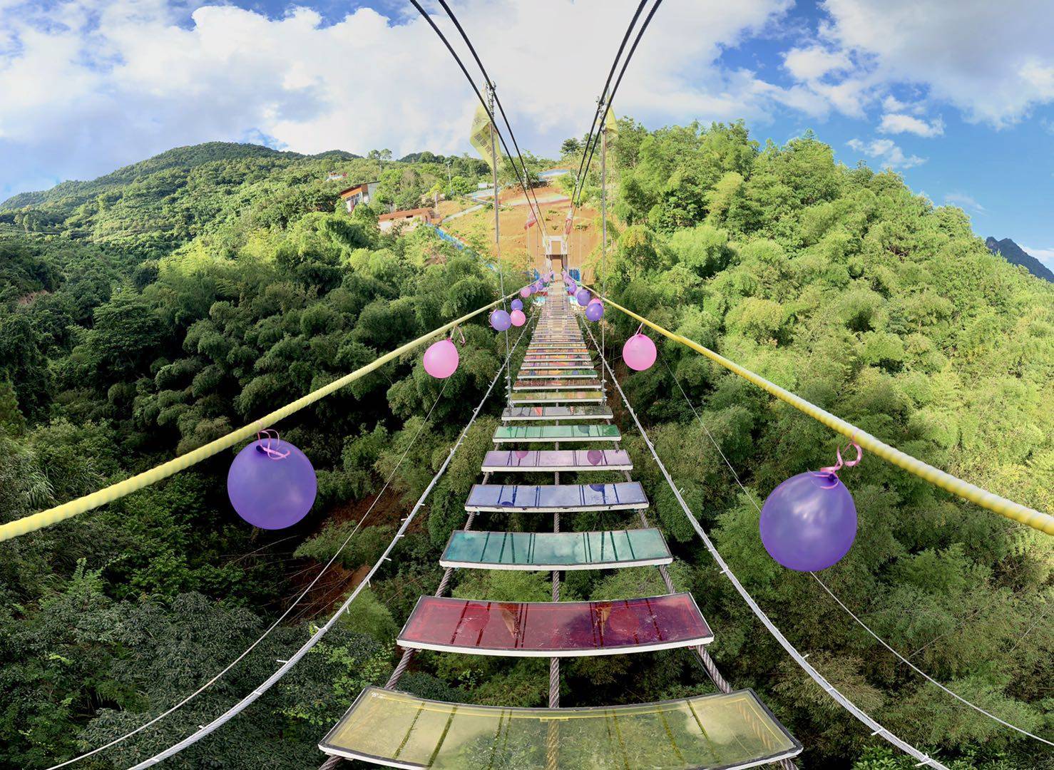 夏日的燥热也抵挡不住狂欢的脚步从激速漂流到高空滑索尖叫从山泉泳池
