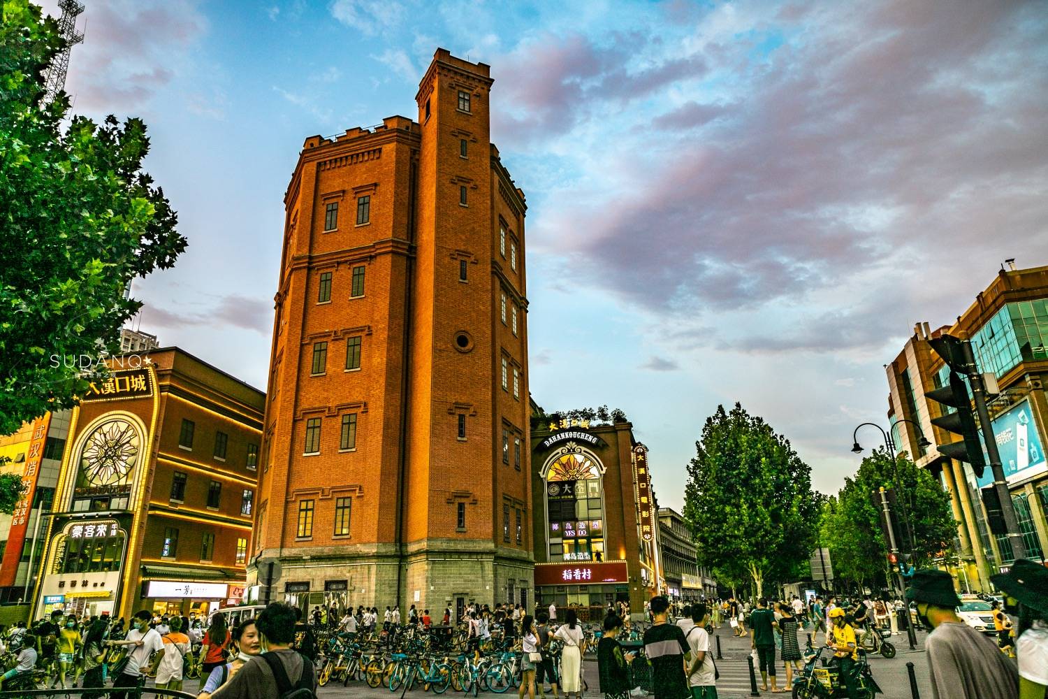 原创武汉人不去户部巷汉口水塔美食街人气旺盛物价与户部巷差不多