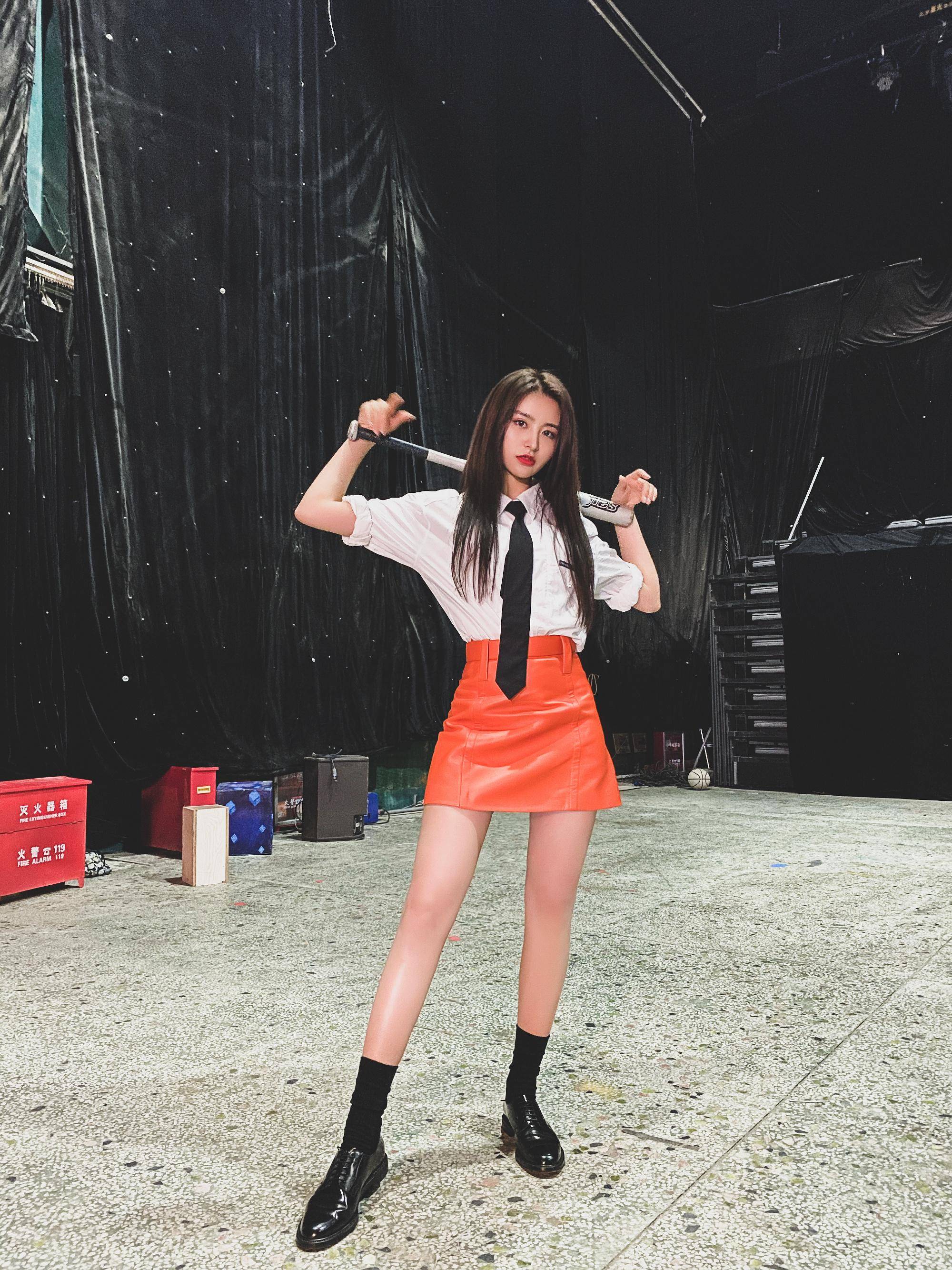 憨憨女金子涵现身机场全黑系搭配玩转酷炫风格时髦个性又吸睛