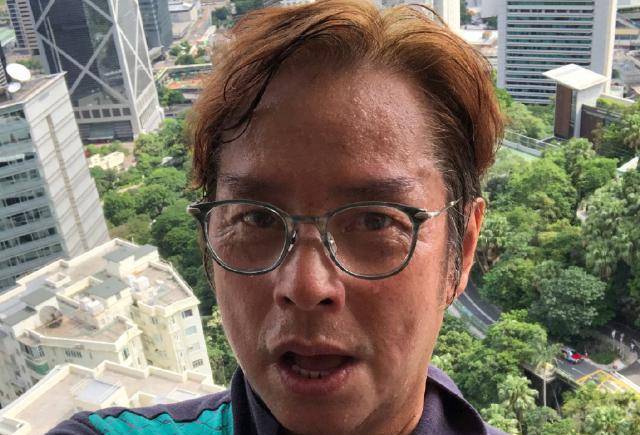 原创69岁谭咏麟生活近照体型消瘦脸部凹陷发际线升高惹人担忧