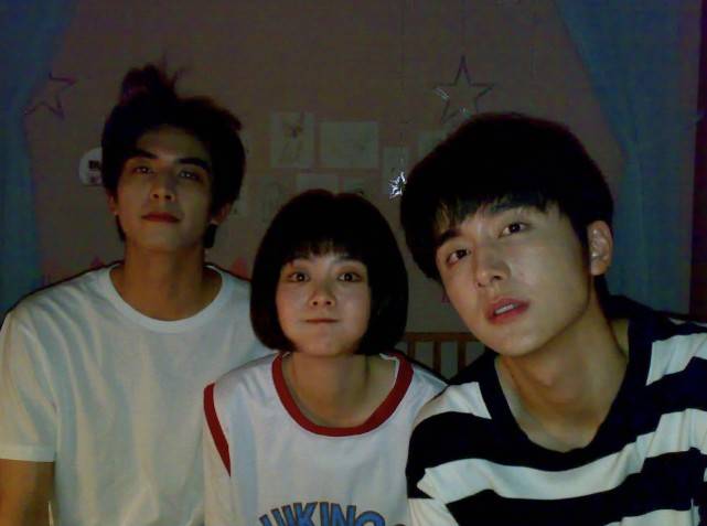 原创以家人之名合体谭松韵晒和两位哥哥合影30岁还能演少女