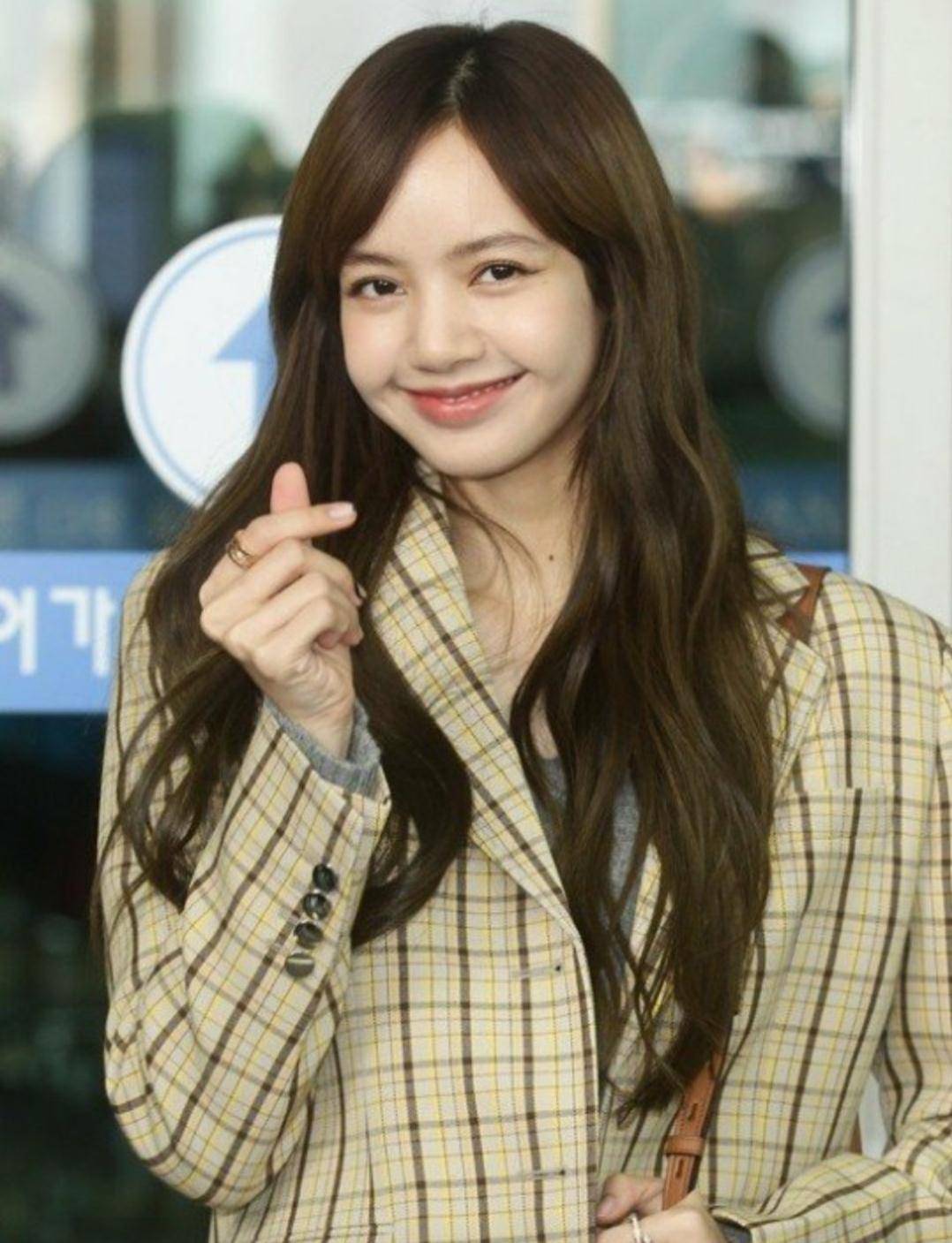 lisa掀起刘海暴露真实颜值,竟然有点像男生,粉丝心都碎!_头发